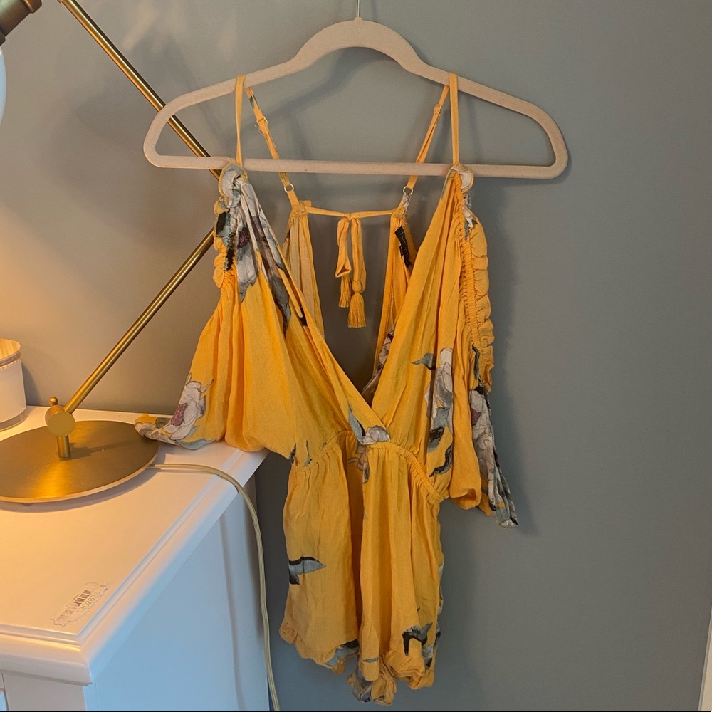 Adorable & in great condition, makes u look tan!!